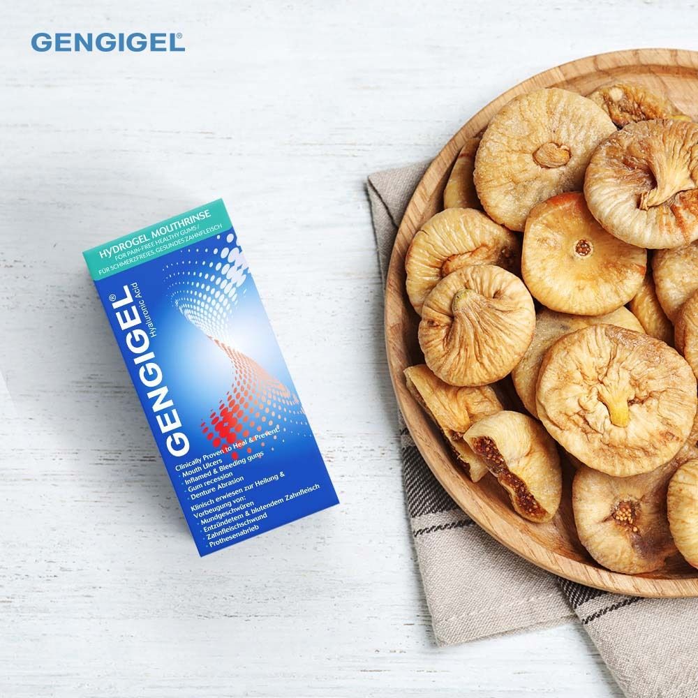 Gengigel bain de bouche et emballage. Fruits secs sur plateau en bois. Produit et logo.