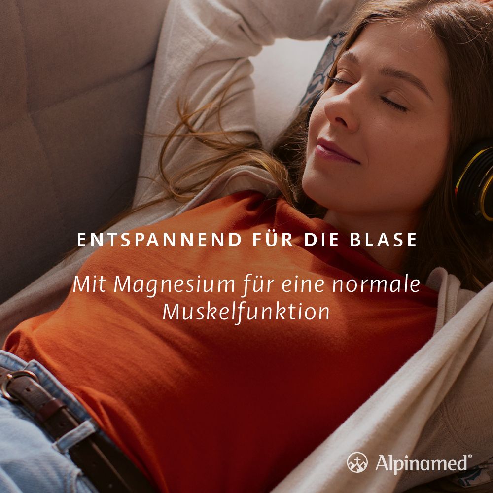 Personne allongée détendue sur un canapé. Texte : Relaxant pour la vessie. Logo Alpinamed.