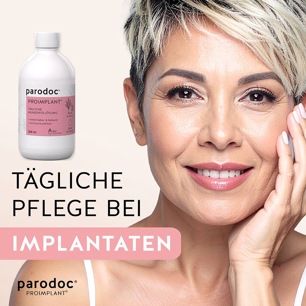 Femme souriante. En arrière-plan, flacon parodoc® PROIMPLANT®. Texte: Soin quotidien pour implants.