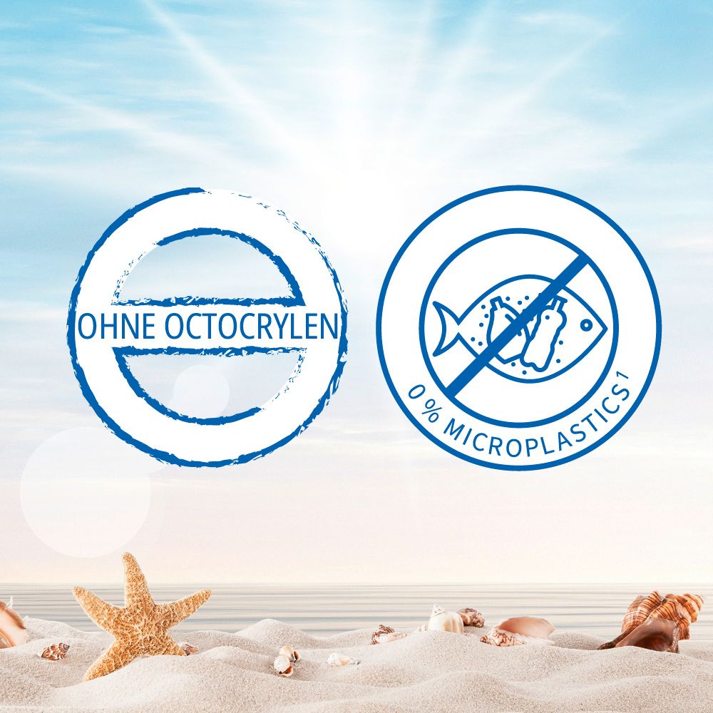 Zwei blaue Kreise mit Text auf Sand. Text: Ohne Octocrylen und 0% Mikroplastik. Hintergrund: Strand mit Muscheln und Seestern.