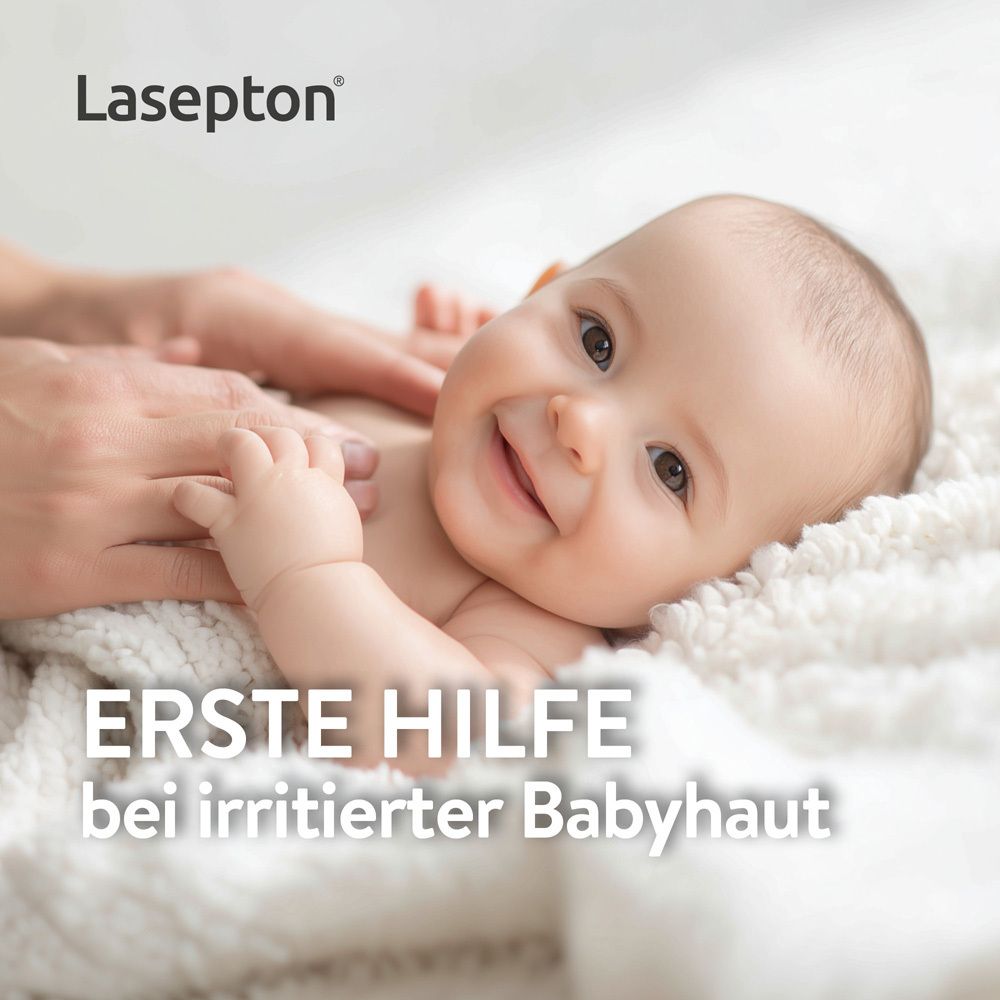 Baby liegt auf Decke. Text: Erste Hilfe bei irritierter Babyhaut.