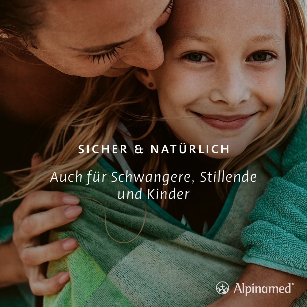 Mutter und Kind umarmen sich. Text: Sicher & natürlich. Auch für Schwangere, Stillende und Kinder. Alpinamed Logo.