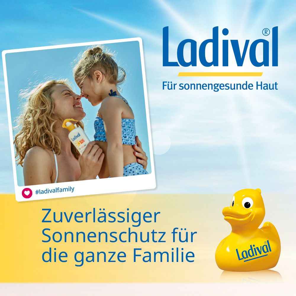 Publicité avec produit Ladival®. Mère et enfant à la plage. Canard en plastique jaune avec logo Ladival®. Texte: Protection solaire.