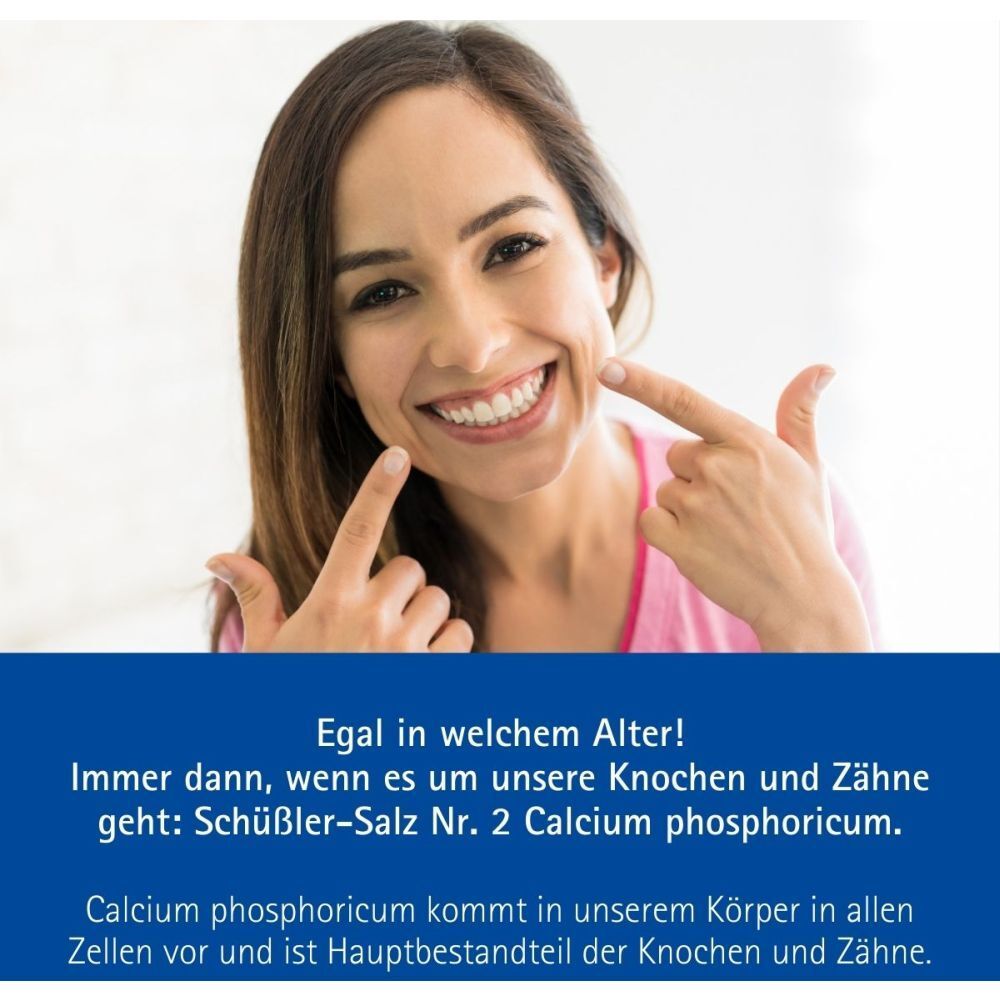 Femme souriante pointant ses dents. Texte : Schüßler-Salz Nr. 2 Calcium phosphoricum.