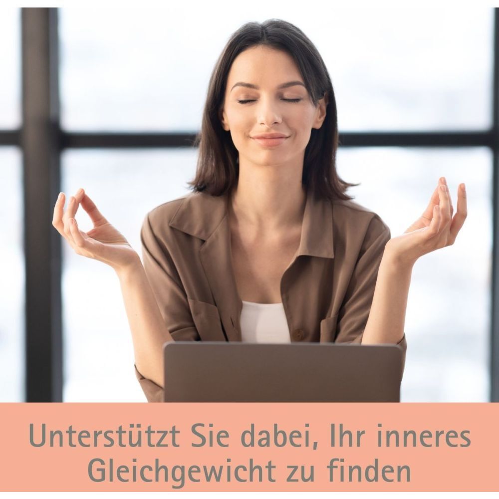 Frau meditiert vor Laptop. Text: Unterstützt Sie dabei, Ihr inneres Gleichgewicht zu finden.