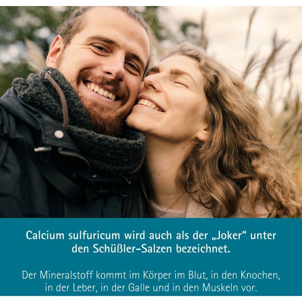 Couple s'embrassant et souriant. Texte : Le calcium sulfuricum est appelé "joker" parmi les sels de Schüssler.