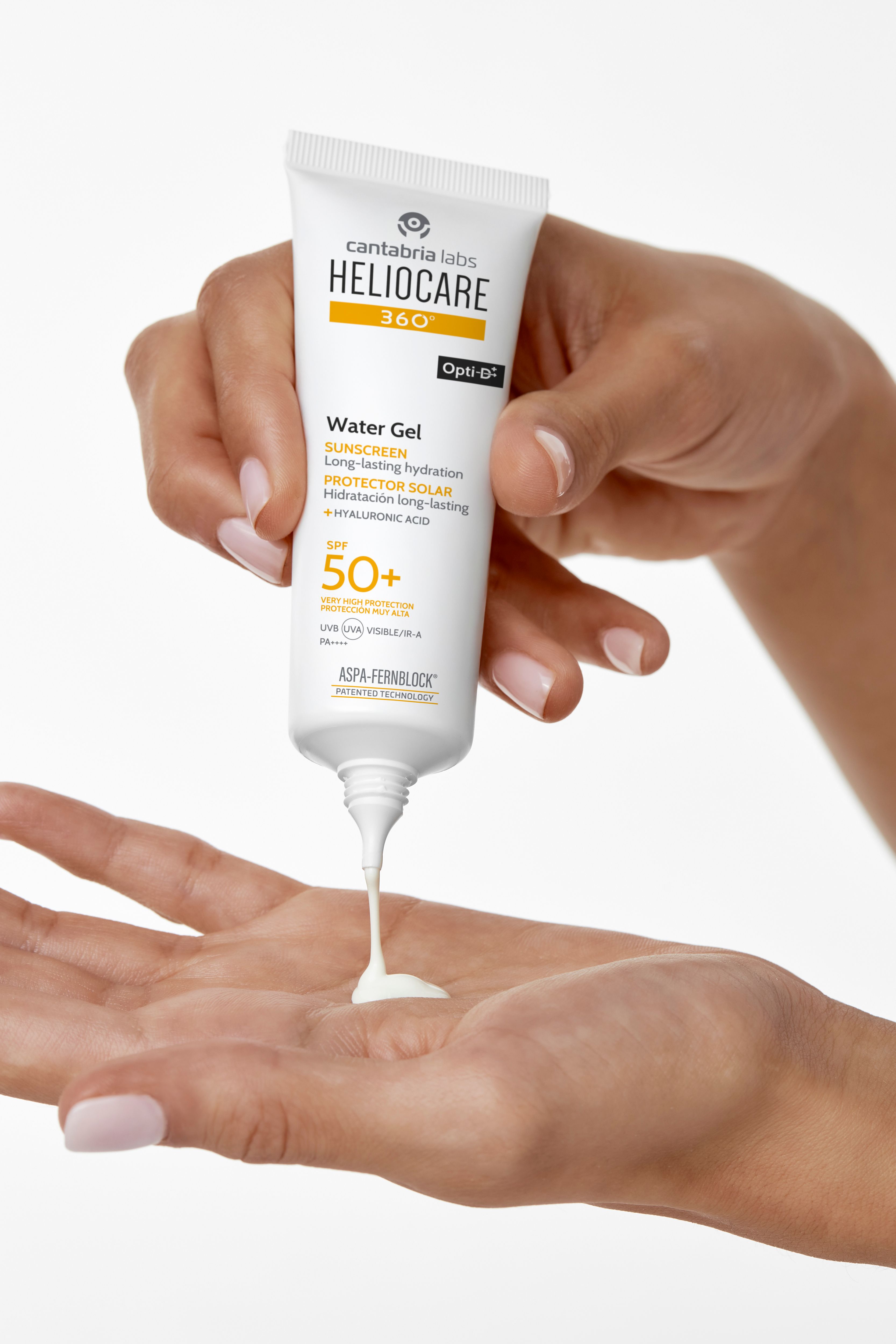 Hand drückt HELIOCARE 360° Water Gel LSF 50+ aus der Tube. Weiß, schwarzer Deckel. Aufschrift: SUNSCREEN, SPF 50+.