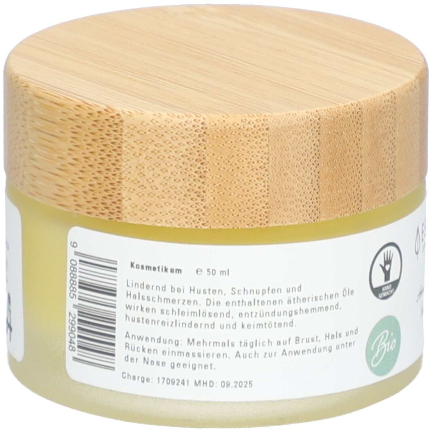 Rückseite des Creme-Tiegels mit Holzdeckel. Text: Kosmetikum, 50 ml. Anwendungshinweise. Barcode. Bio-Siegel. Hand-Siegel.