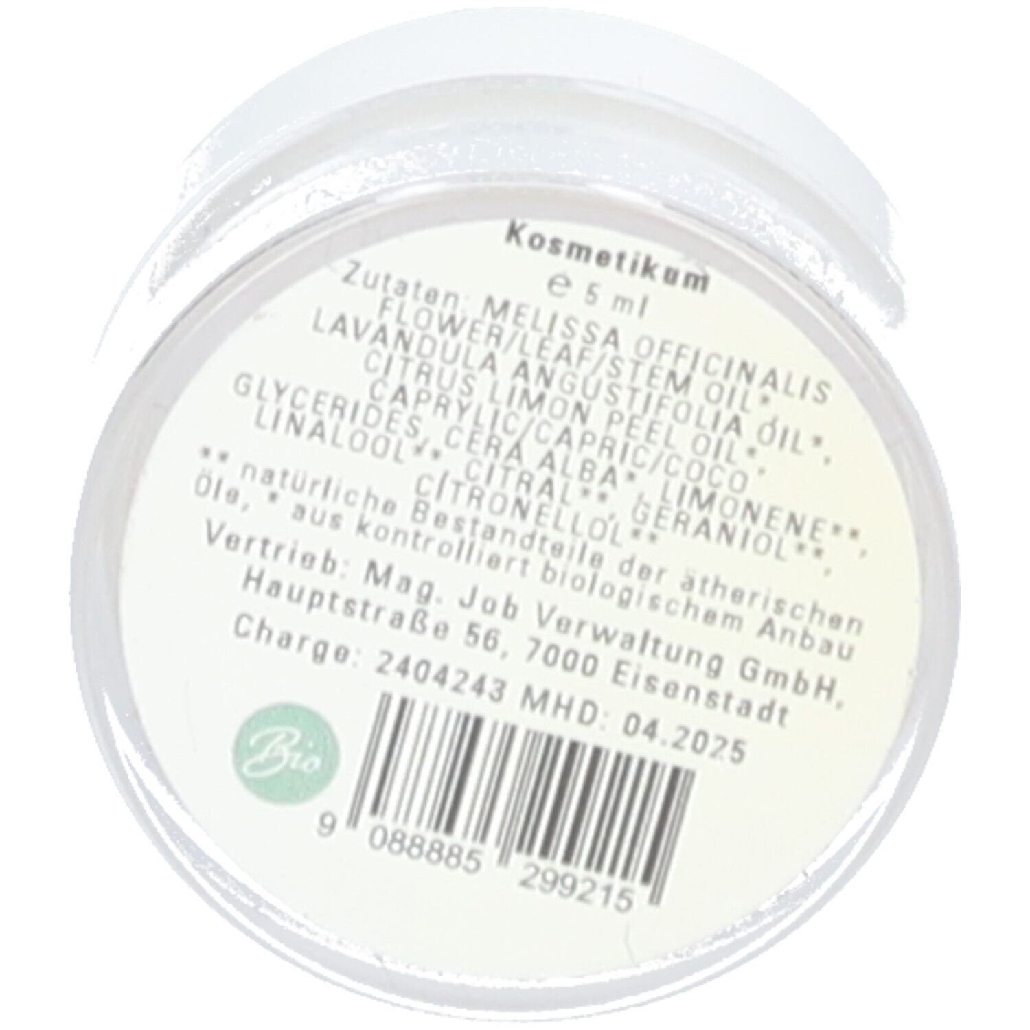 Pot de baume à lèvres ouvert. Étiquette avec ingrédients, numéro de lot et label bio. Texte en allemand.