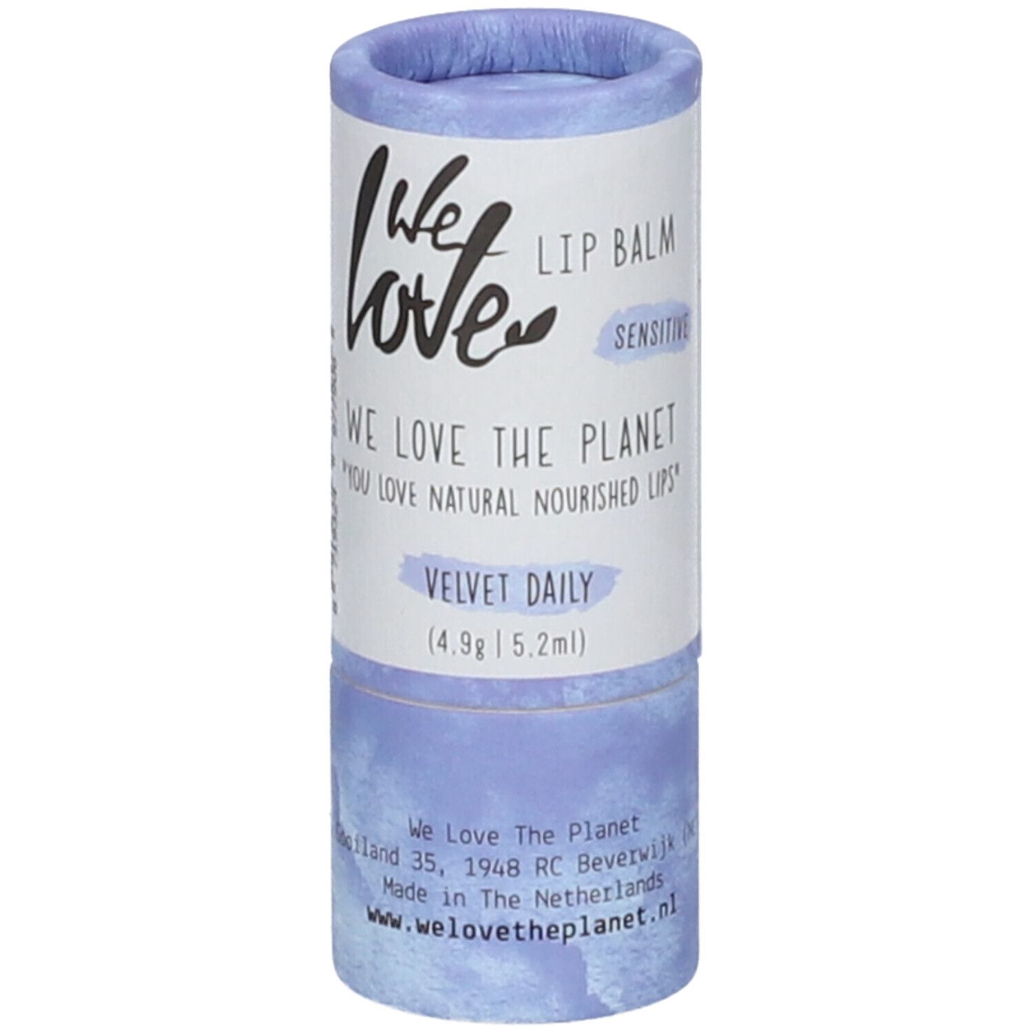 Zylindrische Lippenbalsam-Verpackung, lila-weiß. Aufschrift: We Love Lipbalm Velvet Daily. Adresse und Website.