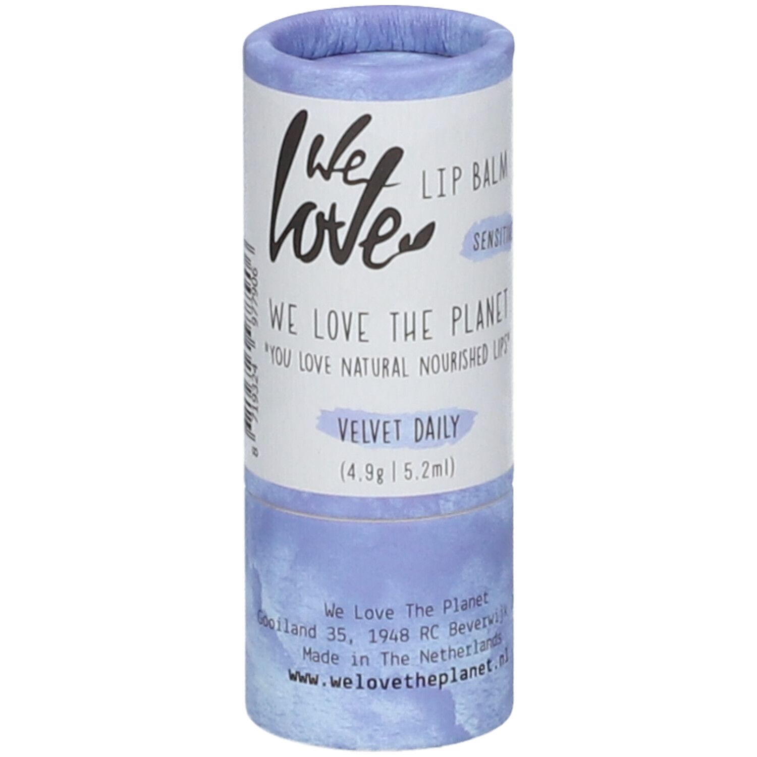Zylindrische Lippenbalsam-Verpackung, lila-weiß. Aufschrift: We Love Lipbalm Velvet Daily. Adresse und Website.