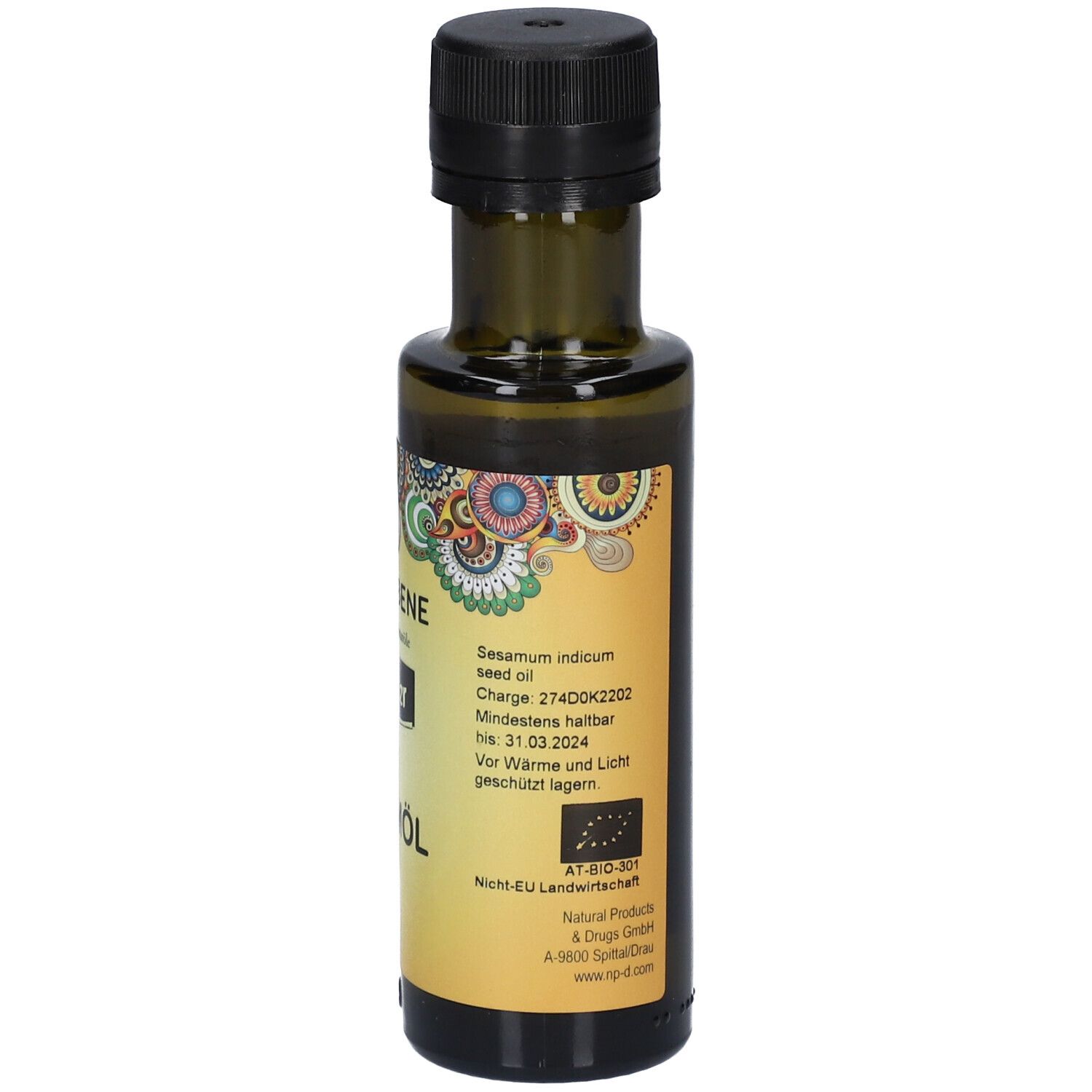 Dos d'une bouteille en verre vert avec bouchon noir. Étiquette avec informations, AT-BIO-301 et logo demeter.