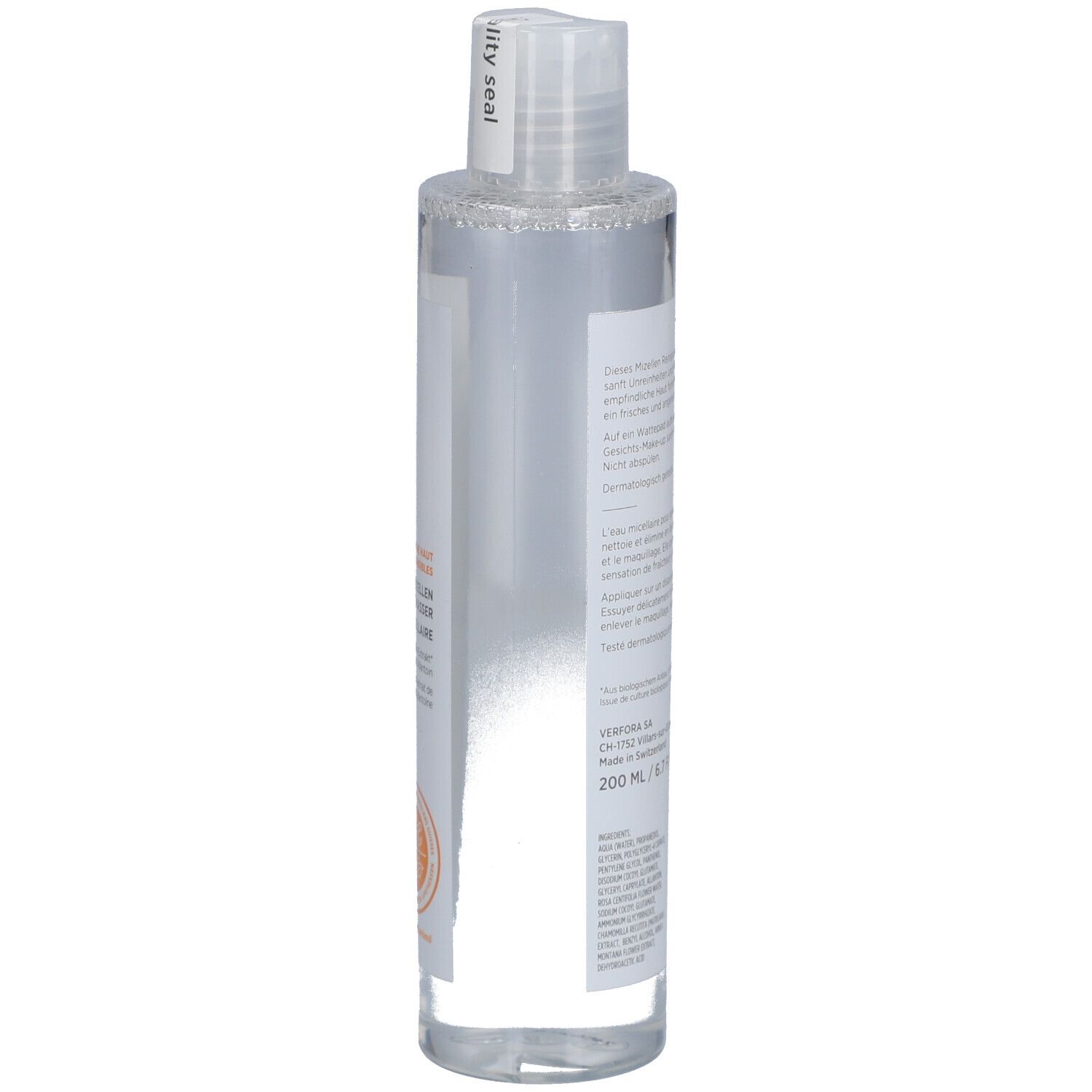 Transparente Flasche mit weißem Etikett. Text. Mizellen Reinigungswasser. 200 ml / 6.7 FL OZ e. Barcode.