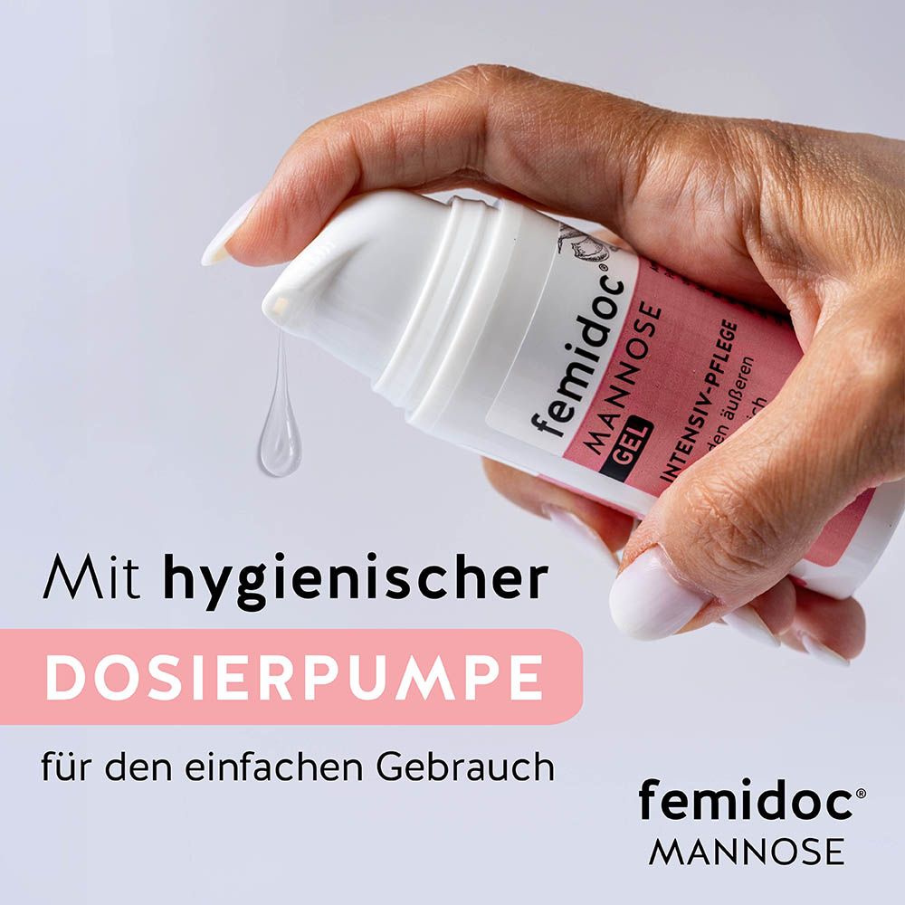 Main tenant le gel femidoc® Mannose avec pompe, une goutte tombe.