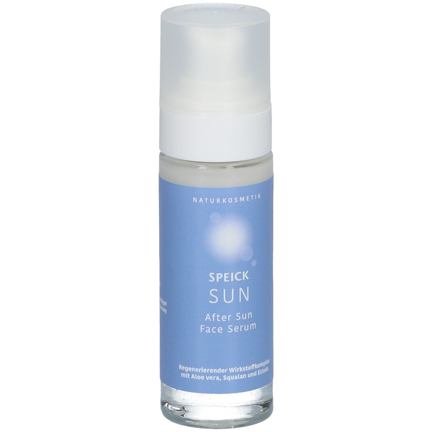 Klarflasche mit weißem Pumpkopf. SPEICK SUN After Sun Face Serum auf blauem Etikett. Naturkosmetik.