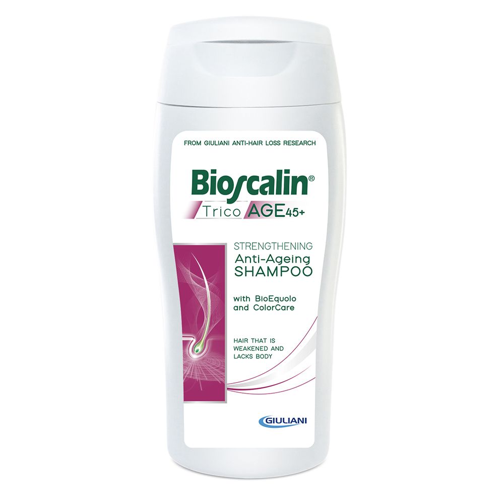 Flacon de shampooing Bioscalin TricoAGE45+. Design blanc avec nom et logo du produit. Contient des informations sur les ingrédients.