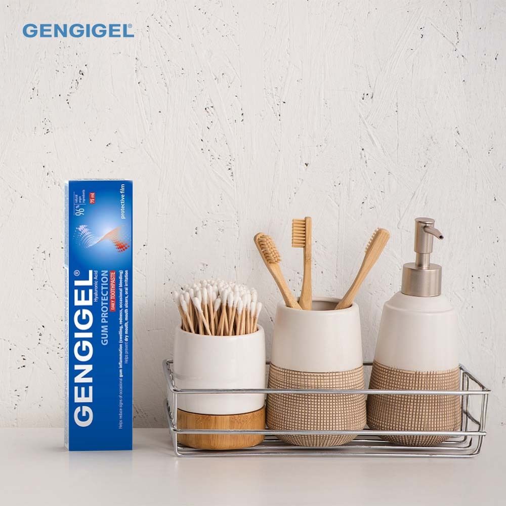 Tube et boîte de dentifrice avec accessoires de salle de bain. Inscription GENGIGEL® Gum Protection.