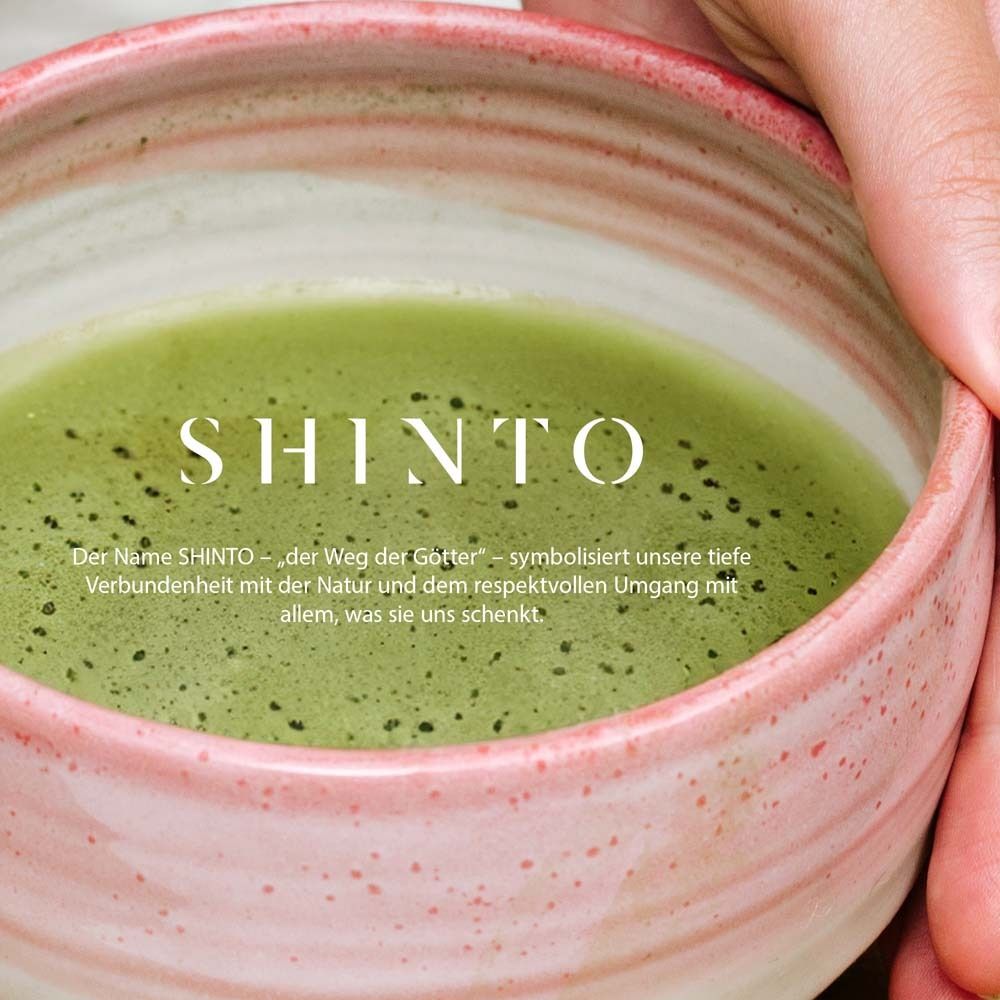 Matcha-Schale mit grünem Getränk. Text: "SHINTO".