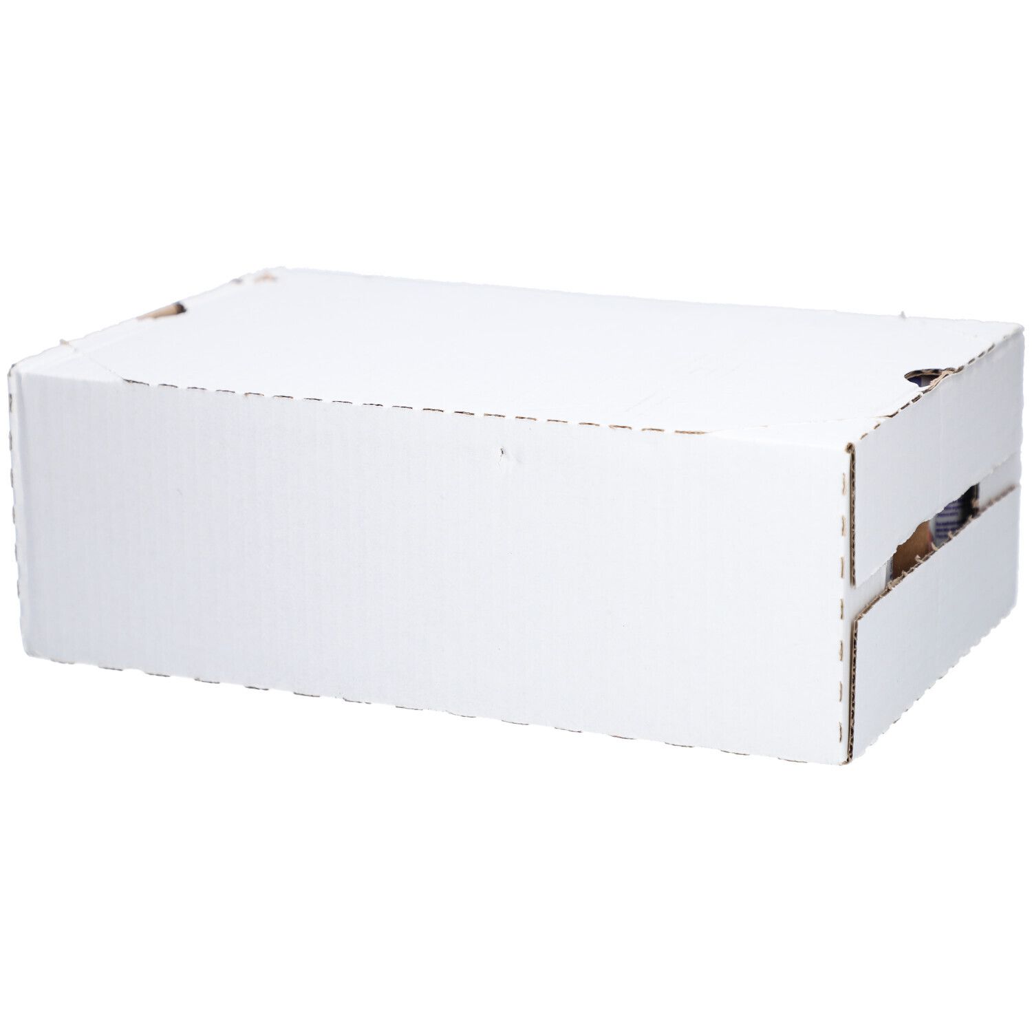 Boîte blanche fermée avec ouvertures pour poignées. Les côtés sont en carton ondulé.