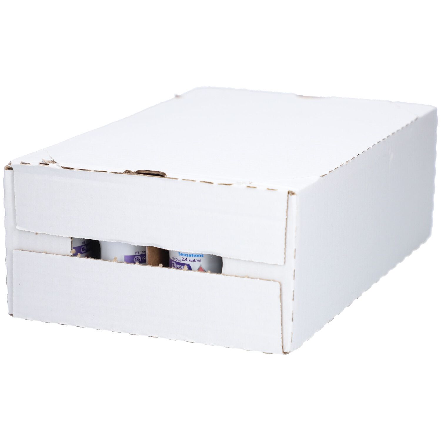 Boîte blanche partiellement ouverte, contenant des emballages de boisson. Étiquettes de produit avec éléments violets et blancs visibles.