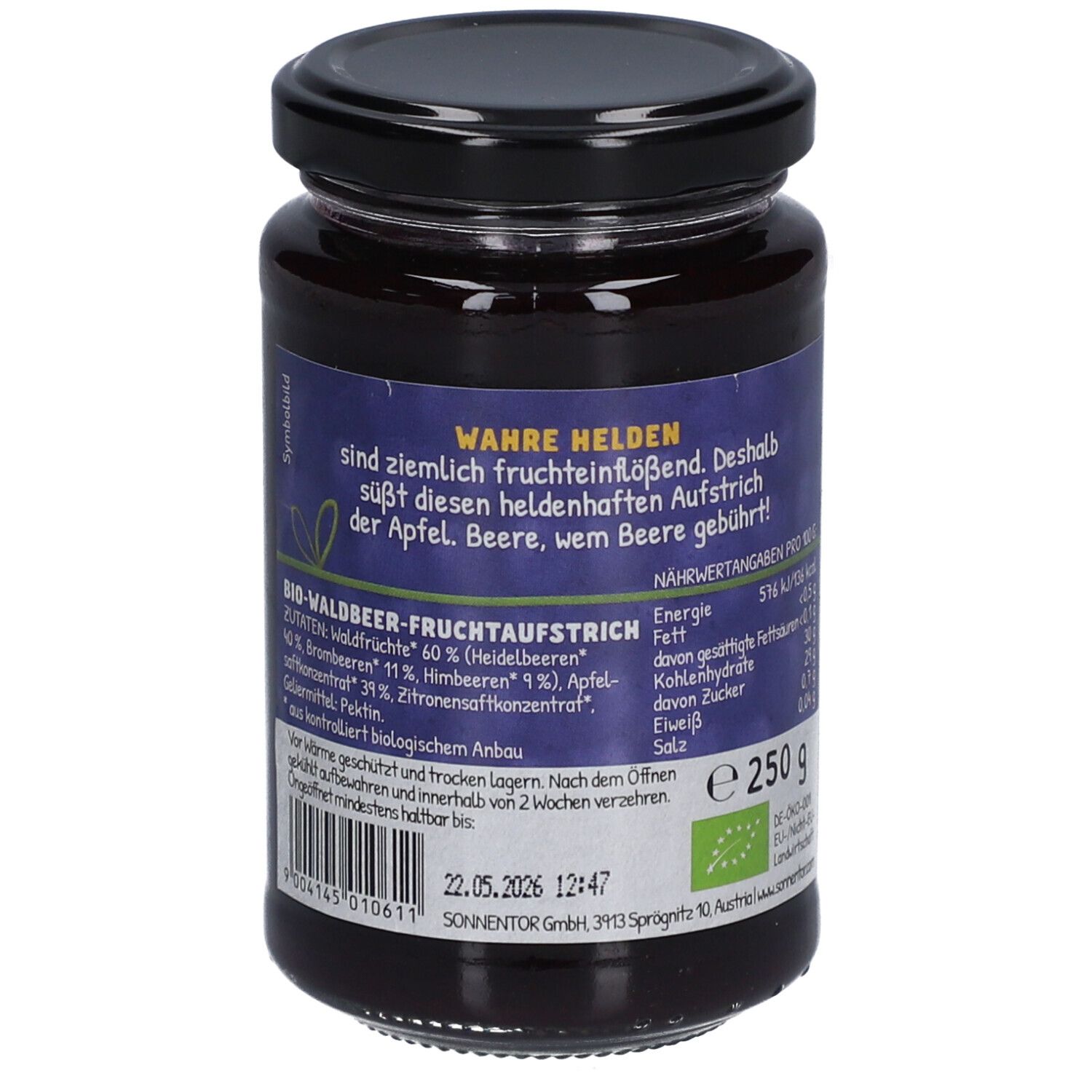 Pot de confiture de fruits aux baies des bois. Dos avec liste des ingrédients et date de péremption. Couvercle noir. 250g.