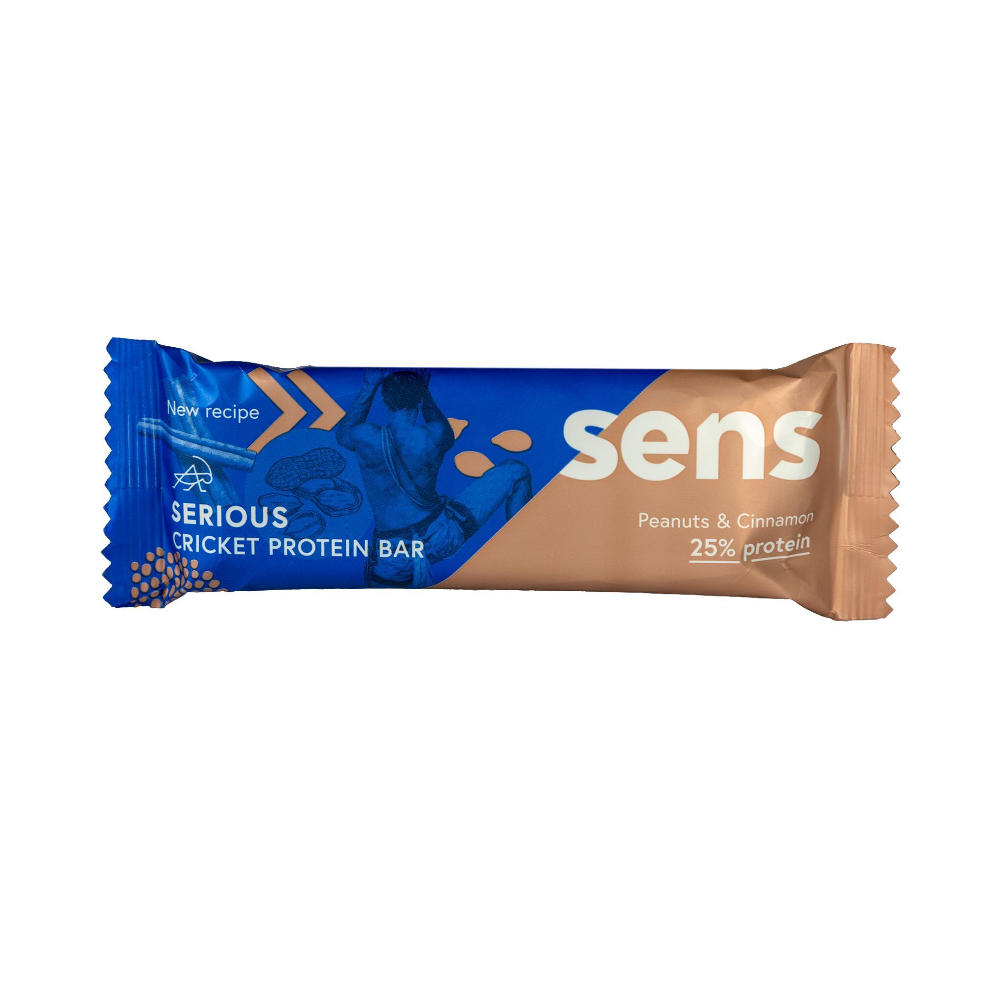 Barre protéinée dans un emballage bleu et marron. Inscription : Sens, Serious Cricket Protein Bar, Cacahuètes & Cannelle, 25% de protéines.