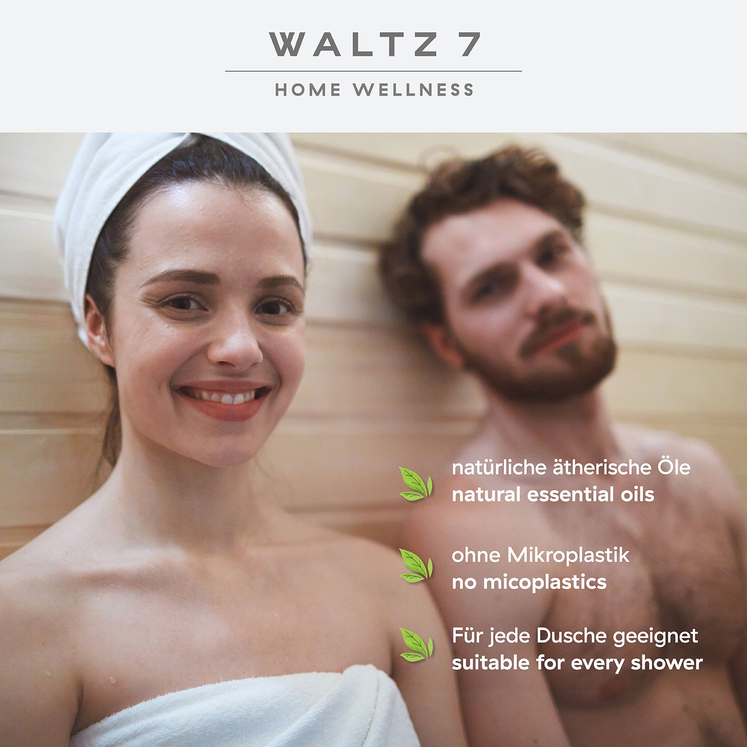 Femme et homme dans un sauna. Femme avec serviette et turban. Texte : huiles essentielles naturelles, sans microplastiques, convient à chaque douche.