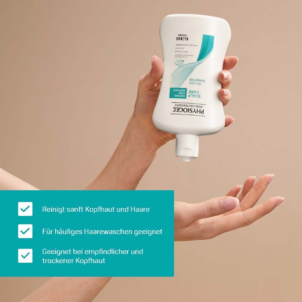 Hand hält Flasche PHYSIOGEL Scalp Care Mildes Shampoo. Text: Reinigt sanft Kopfhaut und Haare, für häufiges Haarewaschen geeignet.