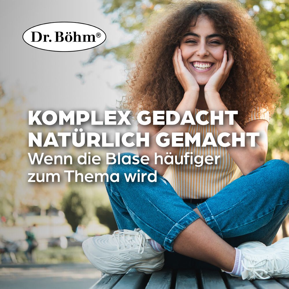 Une femme souriante assise sur un banc. Texte : CONÇU COMPLEXE, FABRIQUÉ NATURELLEMENT. Quand la vessie devient un sujet fréquent.