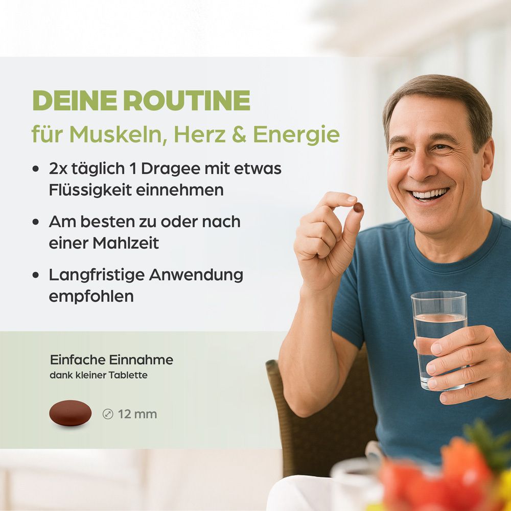 Un homme tient un comprimé et un verre d'eau. Texte : Prendre 1 comprimé 2 fois par jour avec un peu de liquide. Comprimé : 12 mm.