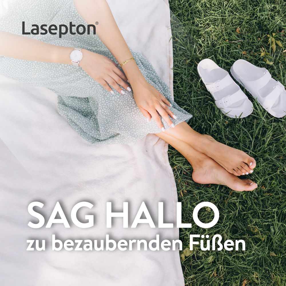 Femme avec pieds sur couverture dans l'herbe. Sandales blanches à côté. Logo Lasepton® en haut à gauche.