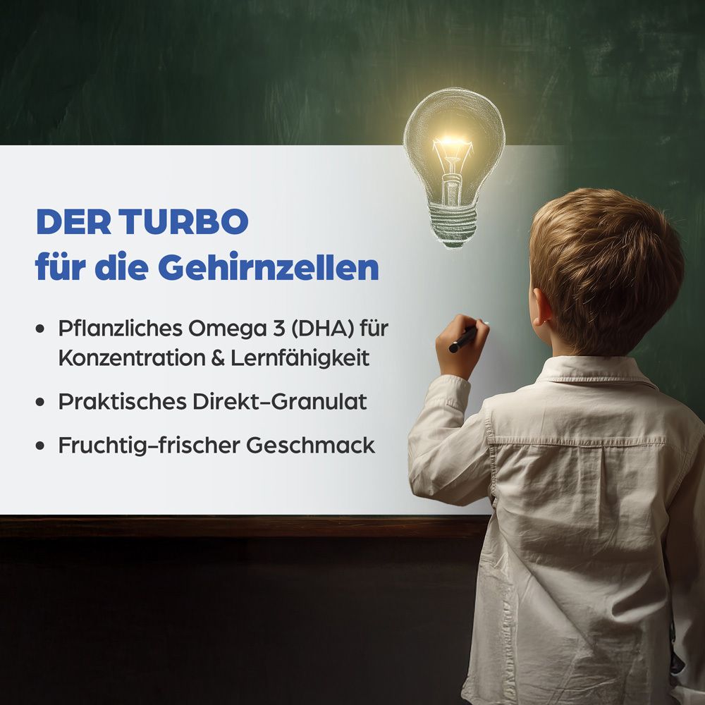 Kind schreibt an Tafel. Text: DER TURBO für die Gehirnzellen. Aufzählung: Pflanzliches Omega 3, Praktisches Direkt-Granulat, Fruchtig-frischer Geschmack.