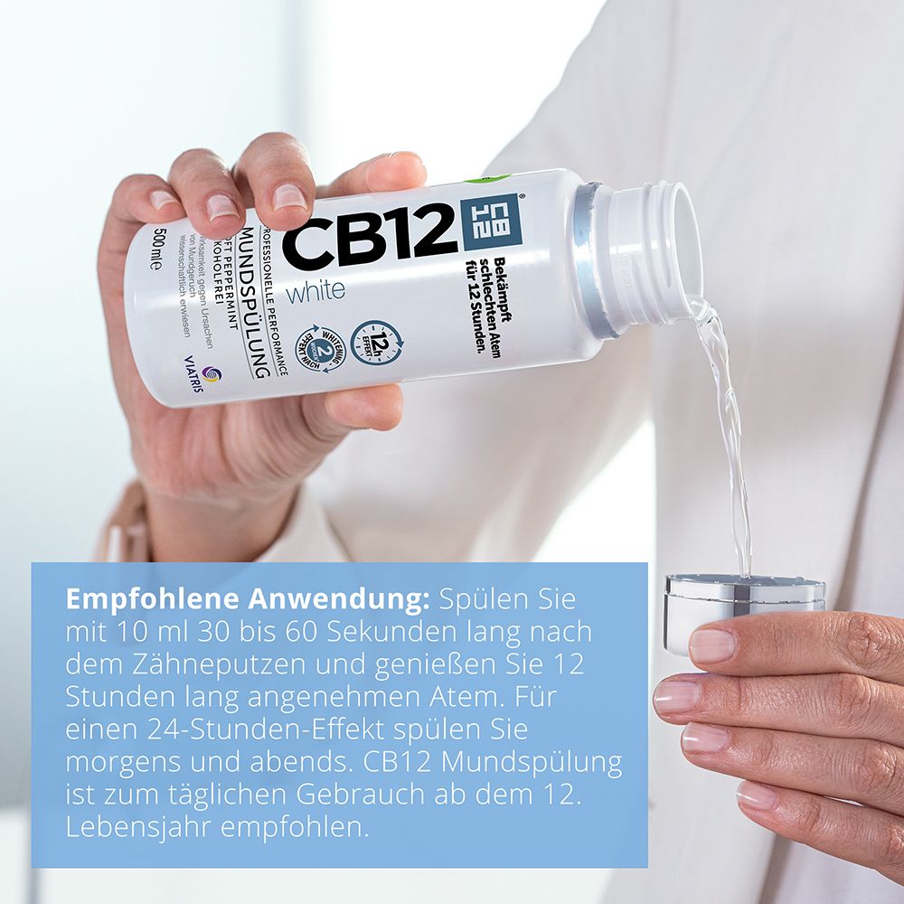 Personne tenant une bouteille de CB12 White et versant du liquide dans un gobelet. Texte : Utilisation recommandée : rincer 10 ml pendant 30-60 secondes.