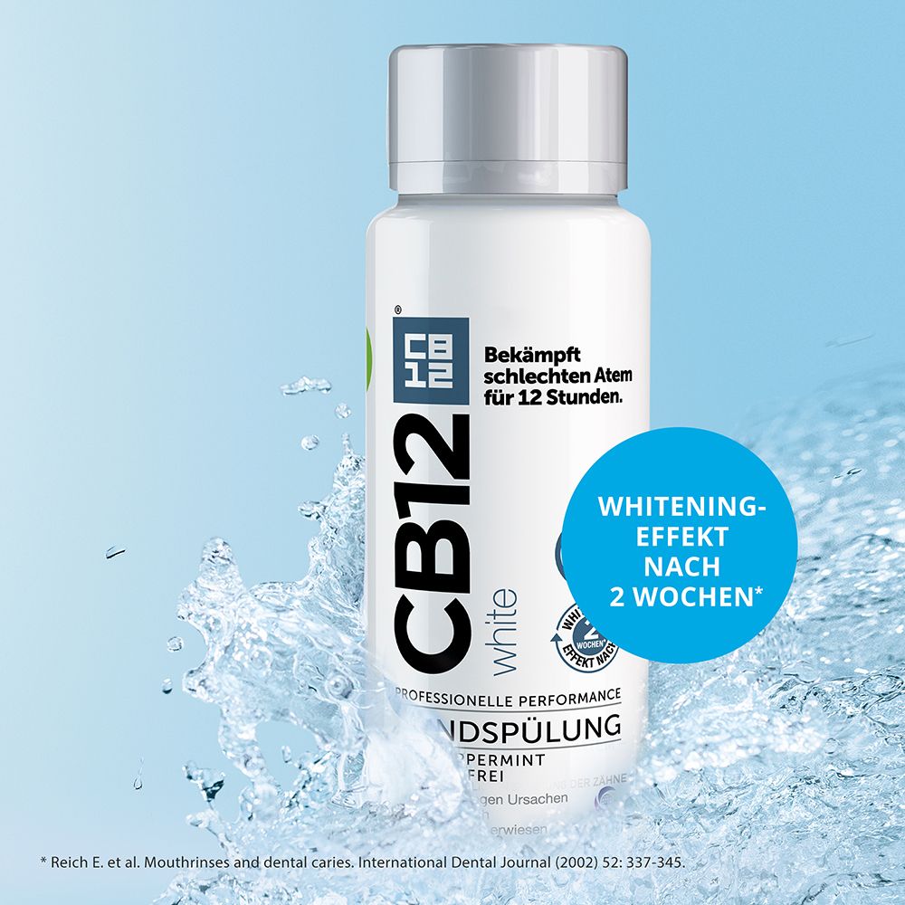 Flacon CB12 White dans l'eau. Texte : Effet blanchissant après 2 semaines. Combat la mauvaise haleine pendant 12 heures.