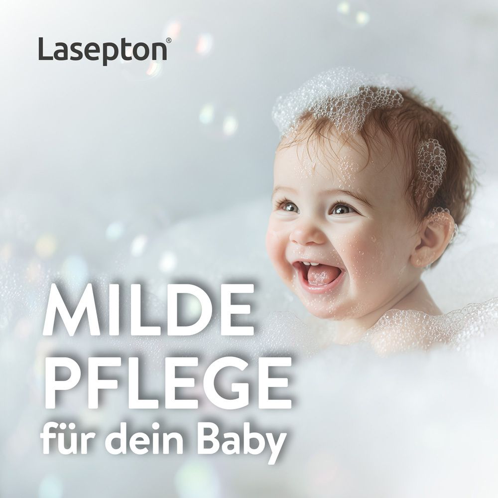 Lächelndes Baby mit Schaum im Haar in einer Schaumwanne. "Lasepton" Logo oben links.