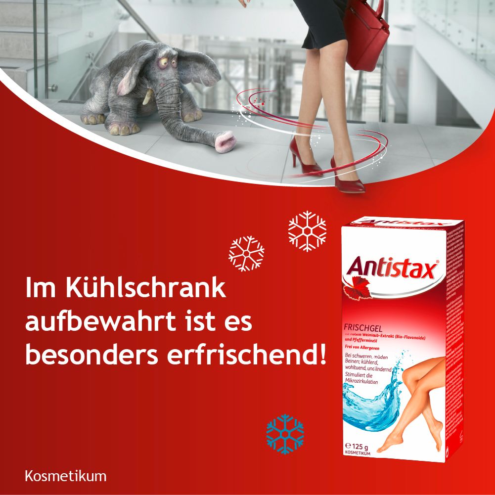 Tube d'Antistax® Frischgel. Tube rouge et blanc avec logo et illustration de jambes. Arrière-plan : femme au bureau.