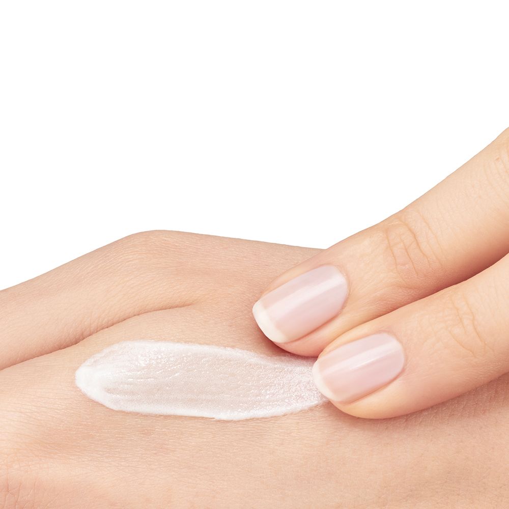Main avec crème appliquée. Bande de crème sur la peau. Produit de soin de la peau.