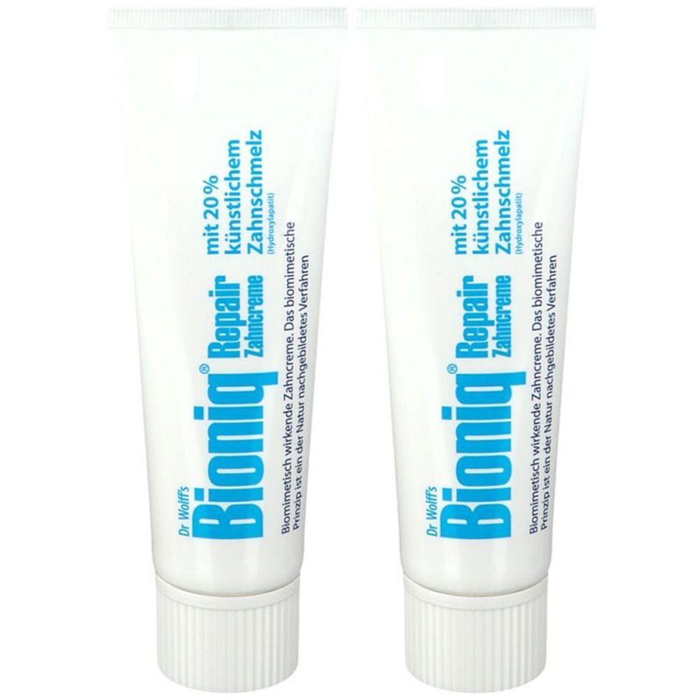 Zwei weiße Zahnpasta-Tuben mit blauem Schriftzug. Aufschrift: Bioniq Repair Zahncreme mit 20% künstlichem Zahnschmelz.
