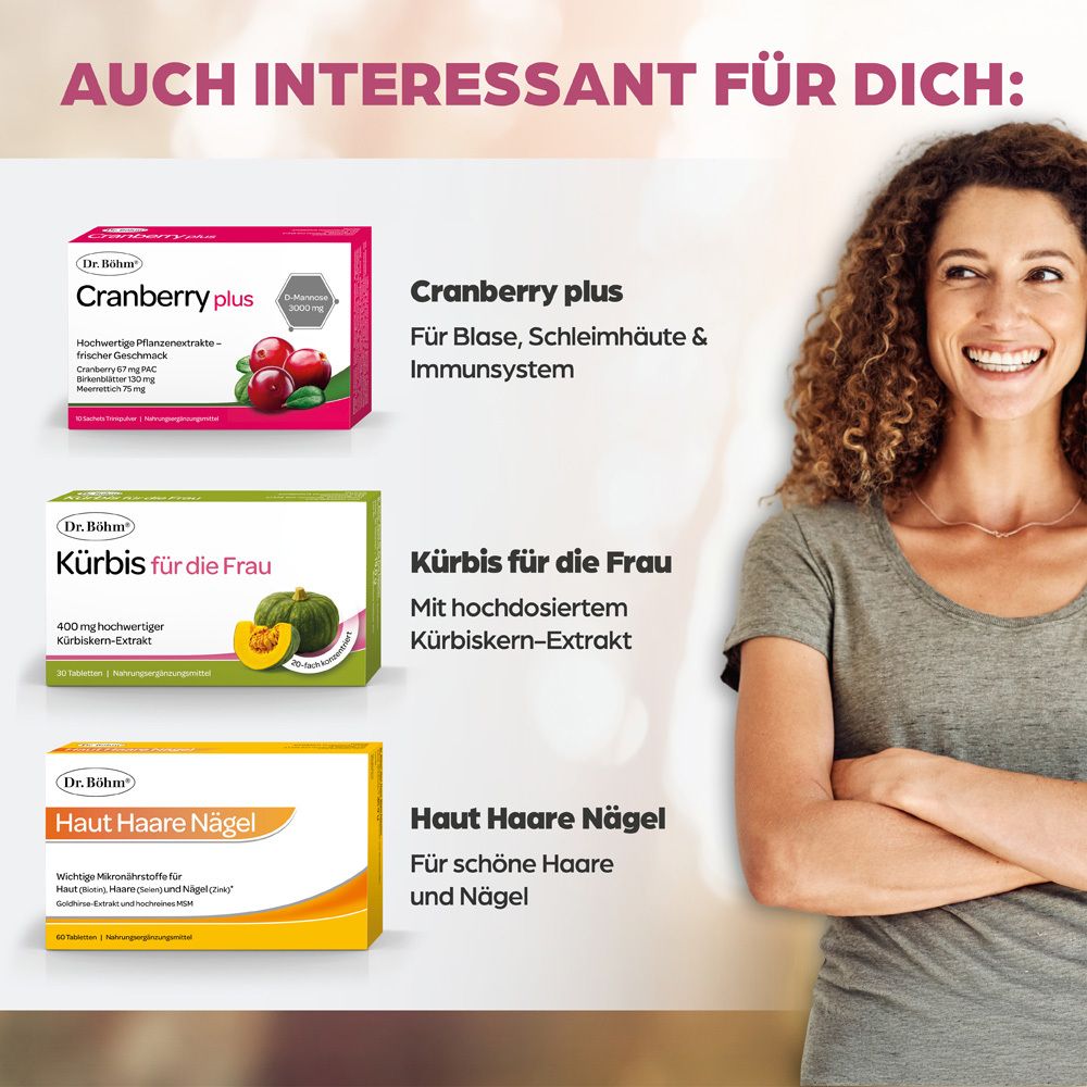 Frau lächelt neben Produktabbildungen. Produkte: Cranberry plus, Kürbis für die Frau, Haut Haare Nägel. Logo: Dr. Böhm®.