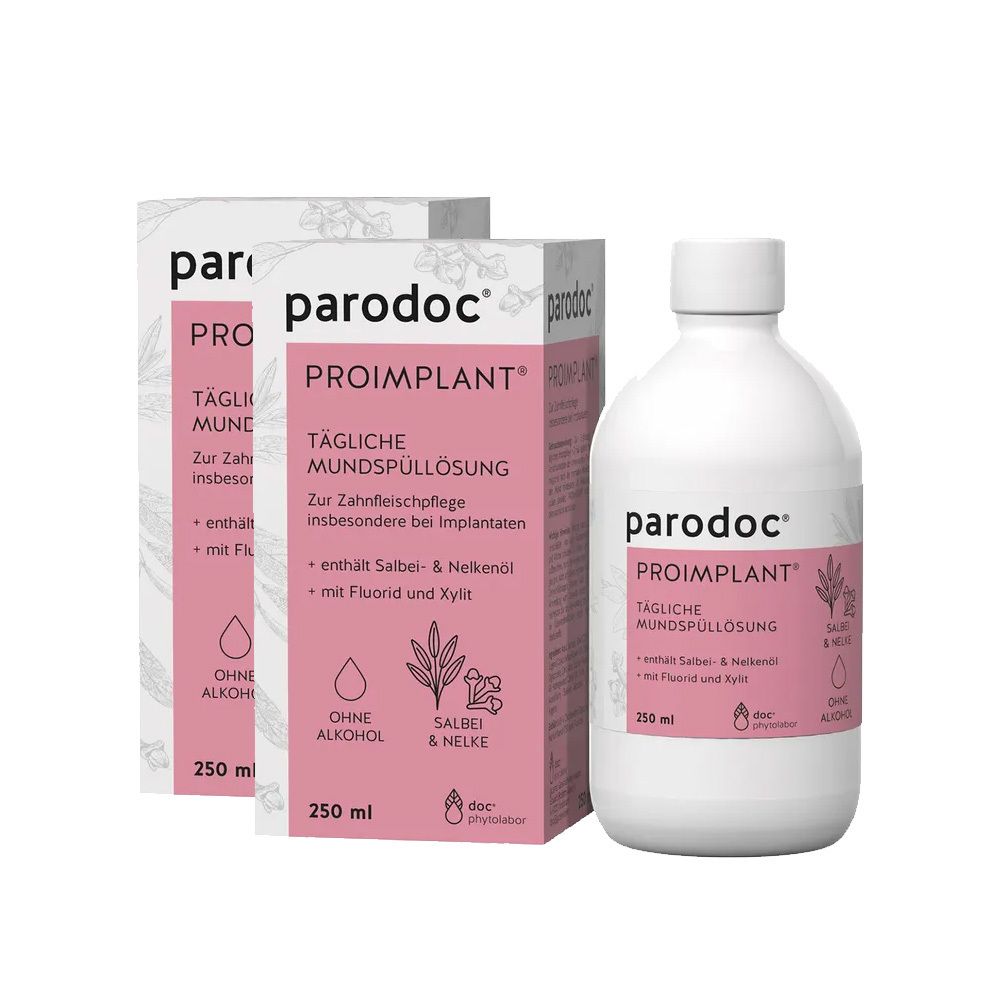 Zwei Kartons und eine Flasche parodoc® PROIMPLANT® Mundspüllösung. Rosa Etiketten mit Produktinformationen. Flasche: 250 ml.
