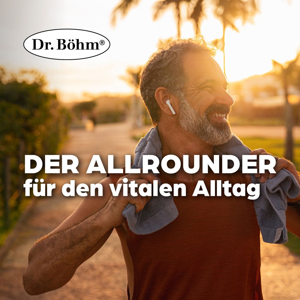 Homme souriant à l'extérieur. Texte : DER ALLROUNDER für den vitalen Alltag. Logo Dr. Böhm® en haut.
