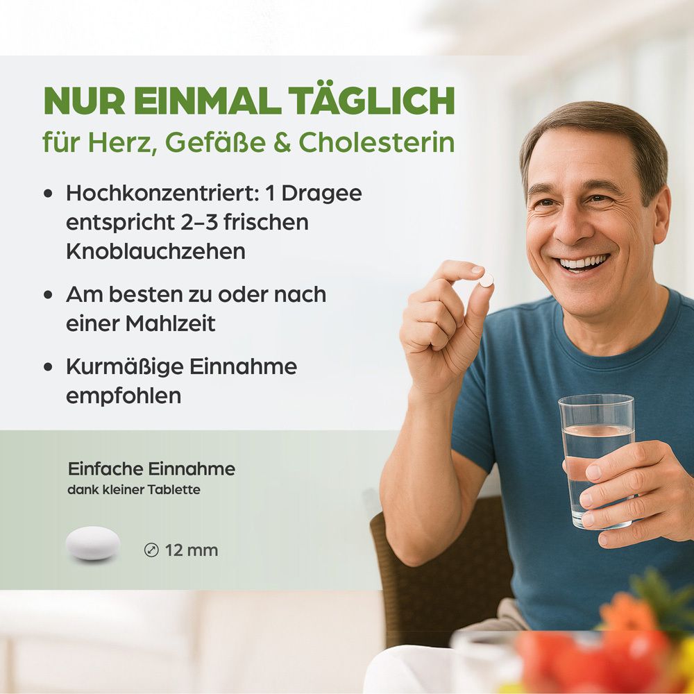 Homme tenant un comprimé et un verre d'eau. Texte : NUR EINMAL TÄGLICH. 1 comprimé équivaut à 2-3 gousses d'ail. Comprimé : 12 mm.