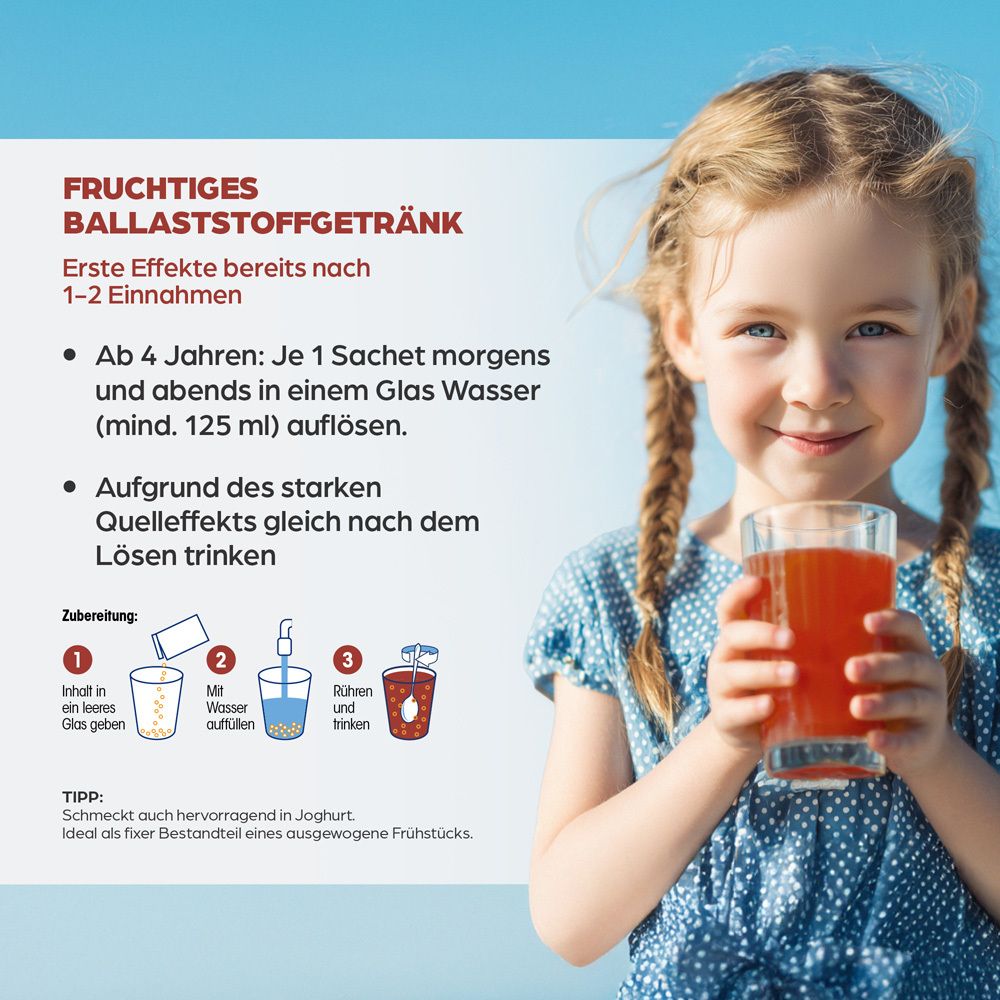 Une fille boit un verre de jus rouge. Étapes de préparation d'une boisson riche en fibres.