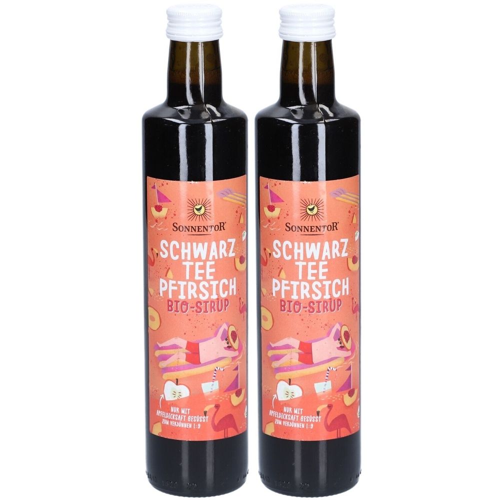 Deux bouteilles de sirop bio SonnentoR Schwarztee-Pfirsich. Bouteilles en verre brun avec bouchon blanc et étiquette avec nom et logo.