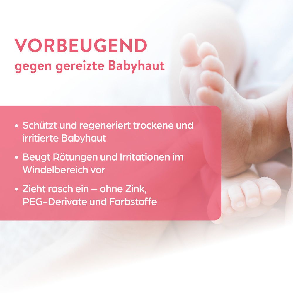 Nahaufnahme von Babyfüßen. Textfeld mit Vorteilen der Schutzcreme, z.B. schützt trockene Haut.