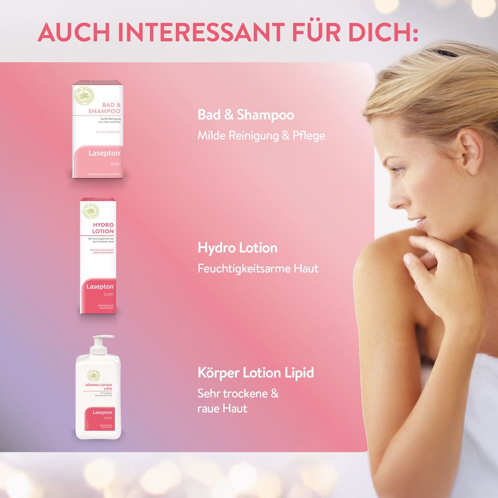 Frau betrachtet drei Lasepton Baby Produkte: Bad & Shampoo, Hydro Lotion, Körper Lotion Lipid.