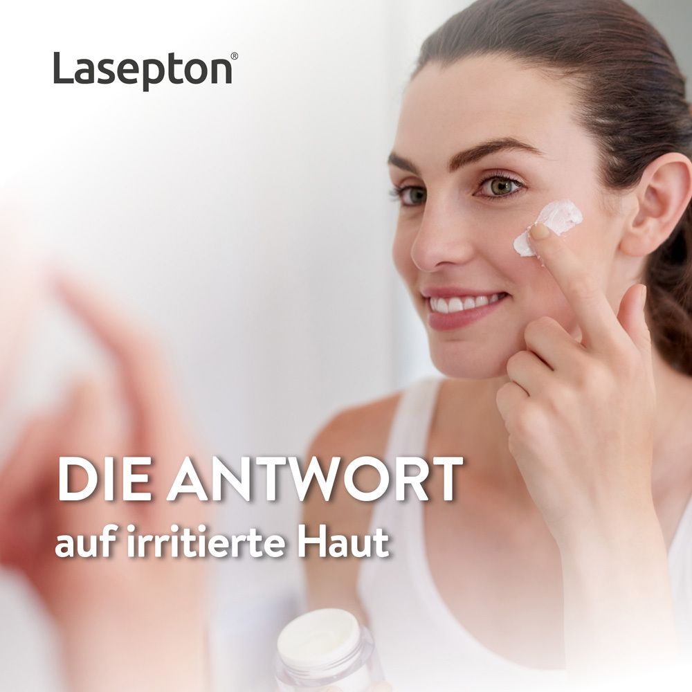 Une femme applique la Lasepton® CRÈME RÉGÉNÉRATRICE sur sa joue.