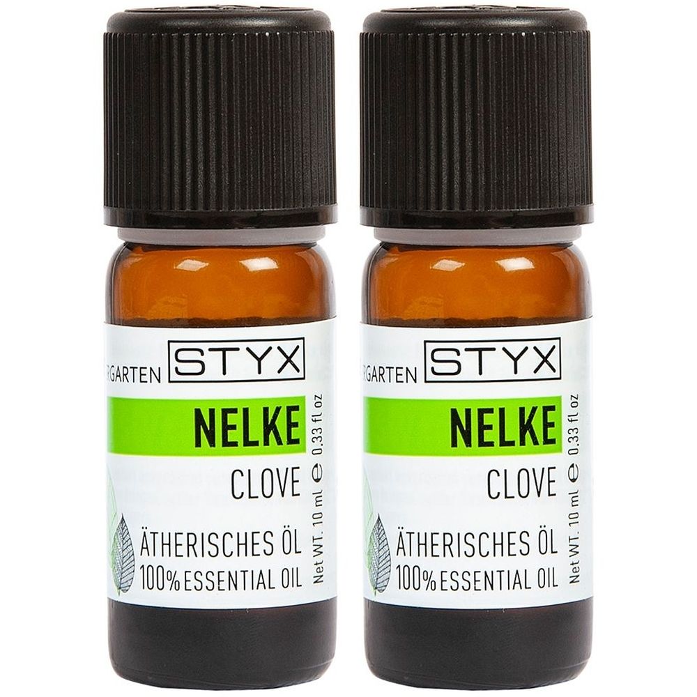 Deux flacons en verre brun avec bouchons noirs. Inscription : STYX, Nelke, Ätherisches Öl. Étiquettes vertes et blanches.