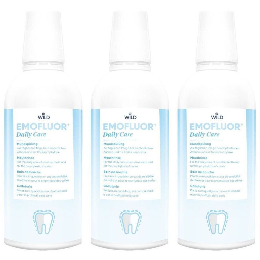 Drei Flaschen Mundspülung. Aufschrift: EMOFLUOR® Daily Care. Weiße Flaschen mit blauem Etikett und weißem Deckel.