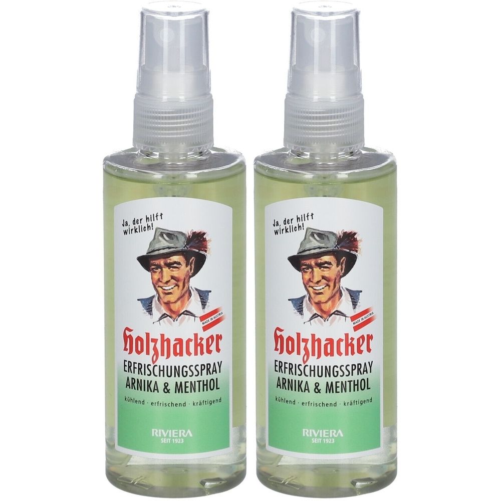Zwei Sprühflaschen mit Etiketten. Aufschrift: Holzhacker Erfrischungsspray Arnika & Menthol. Abbildung eines Mannes mit Hut. Marke Riviera.